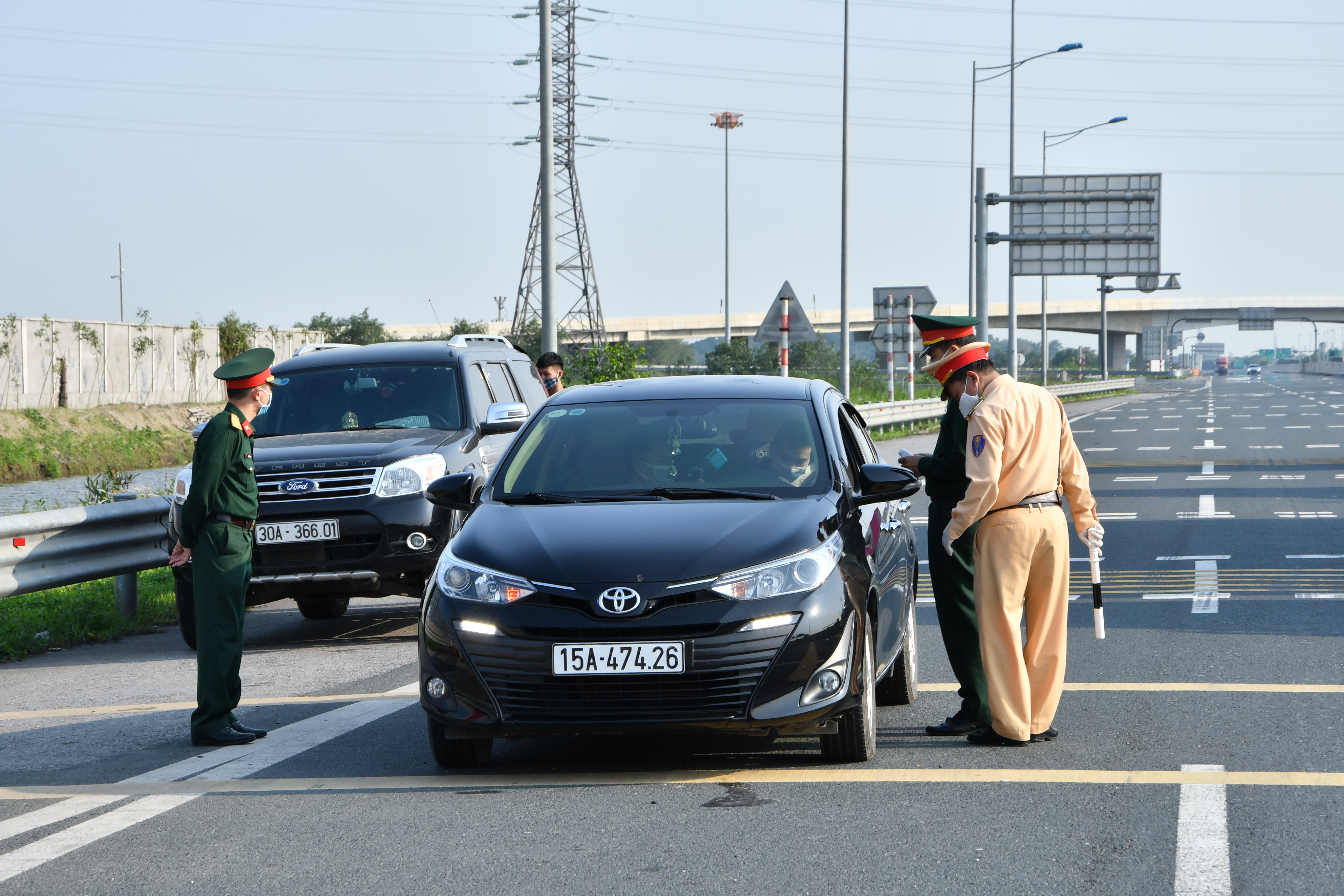 Kiểm tra 6.736 phương tiện qua các chốt kiểm soát dịch bệnh liên ngành tạm thời tại cửa ngõ thành phố